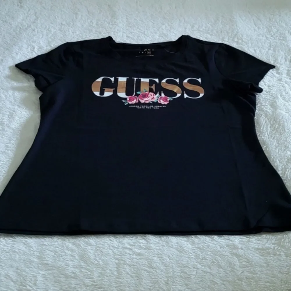 Guess❓Jet Black🖤 Carrie Floral💐 Logo Tee👕 - NWT